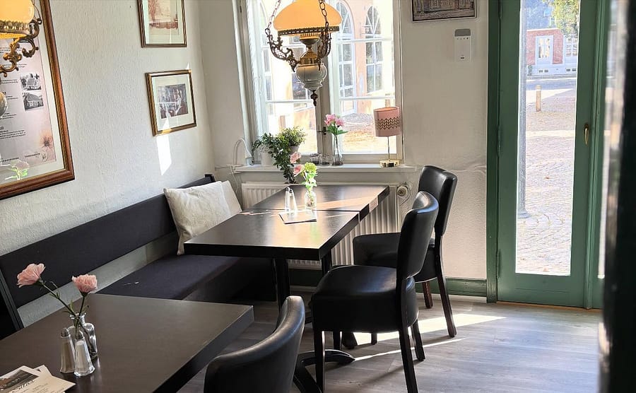 Hyggeligt caféinteriør med komfortable siddepladser.