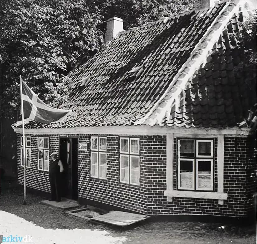 Restaurant Sillasens Hus med flaget hejst og skiltet "S. Sillasen" ved indgangen, ca. 1973