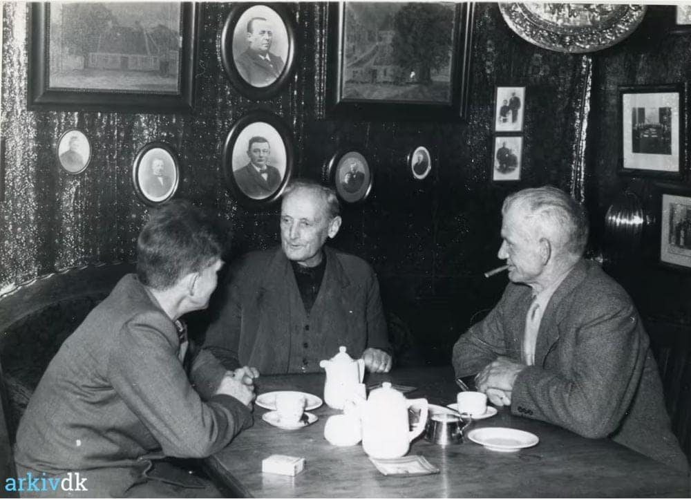 Gæster i krostuen, ca. 1945