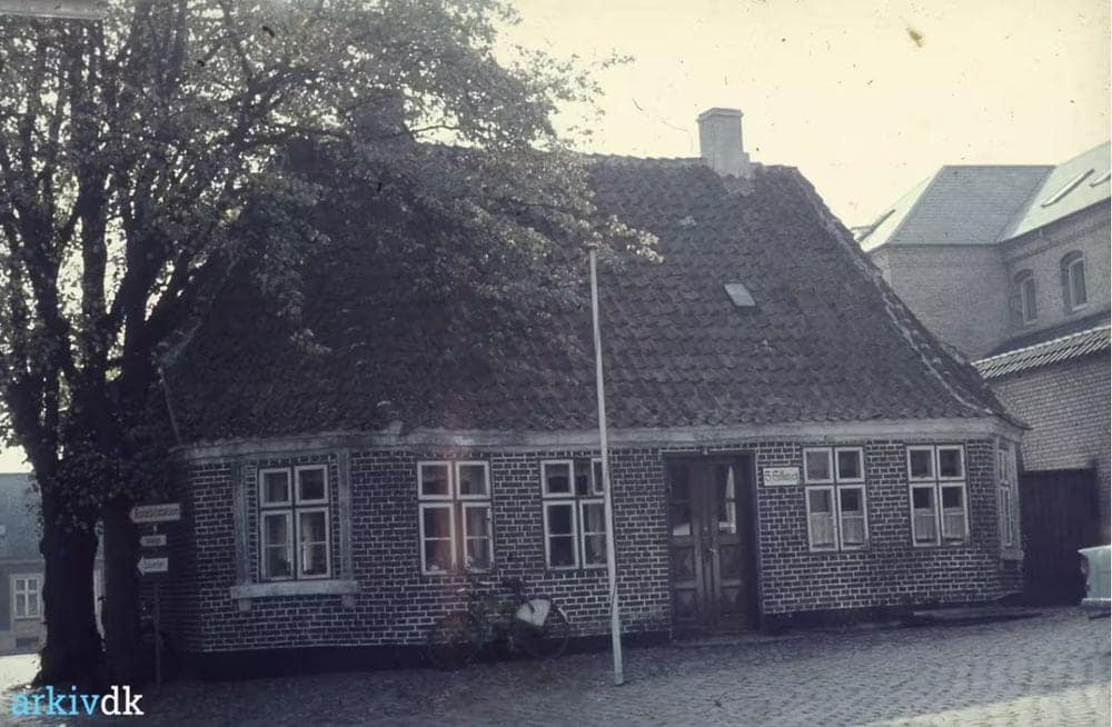 Facaden med skiltet "S. Sillasen", ca. 1965