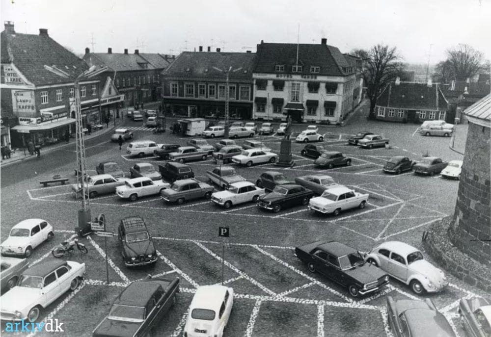 Parkerede biler på Varde Torv, ca. 1969