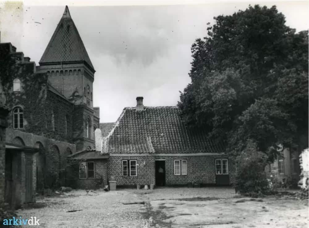 Restaurationen set bagfra med tinghusets tårn, ca. 1954