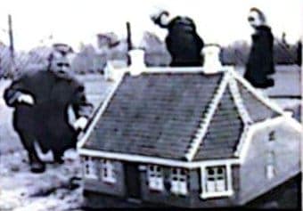 Minimurerne bygger huset til Varde Miniby, 1968